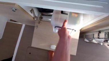 Teknedeki dolapta alet çantası ve ilaç kutusu var.