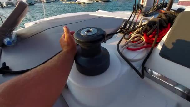 ボート 機械式および電気式のウィンチの性能を確認し 電気式のウィンチとそのボタンのテスト — ストック動画