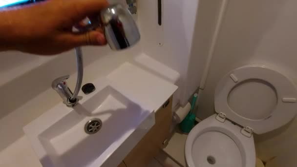 Teknedeki Tuvalet Duşun Işlevselliğini Kontrol Ediyorum Yelkenli Katamaranın Üzerindeki Banyonun — Stok video