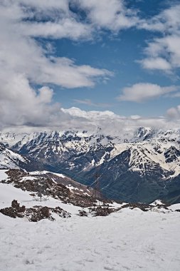 Mayıs 'ta Elbrus Dağları. Kar, yeşillik, kahverengi toprak