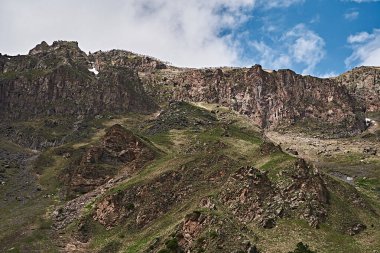 Mayıs 'ta Elbrus Dağları. Kar, yeşillik, kahverengi toprak