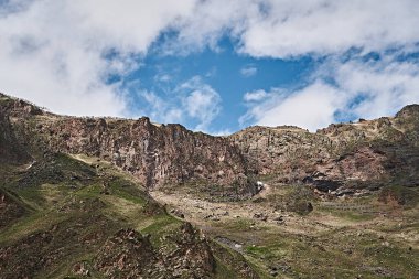 Mayıs 'ta Elbrus Dağları. Kar, yeşillik, kahverengi toprak