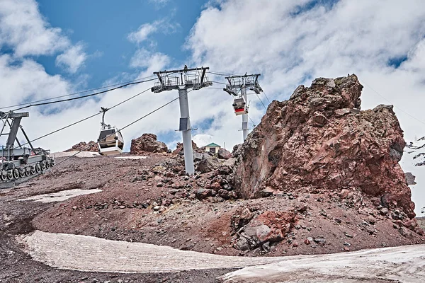 Montanhas Elbrus Maio Neve Vegetação Terra Castanha — Fotografia de Stock