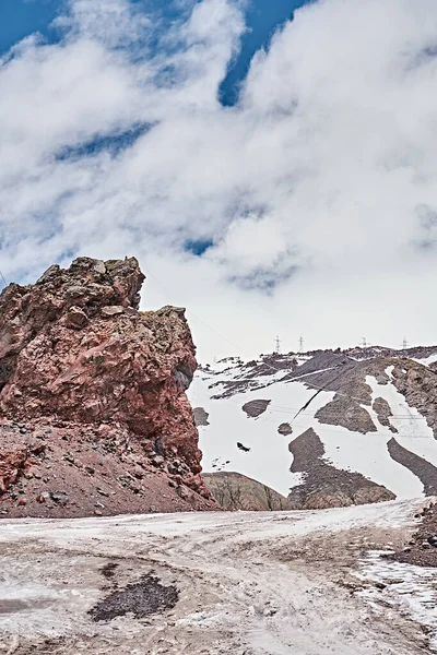 Elbrus Hegyek Májusban Zöld Barna Föld — Stock Fotó