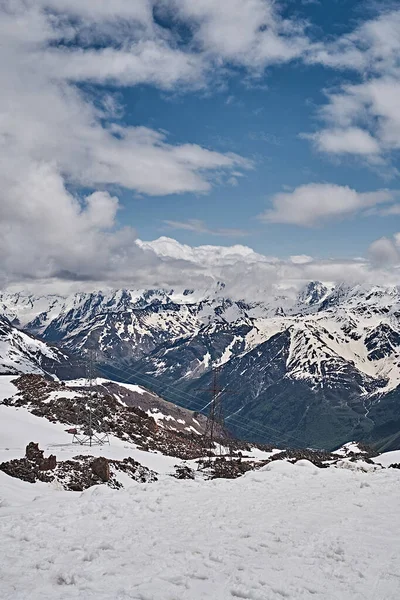 Elbrus Mai Schnee Grün Braune Erde — Stockfoto