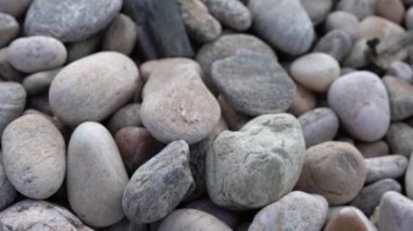Gün boyunca büyük gri taşların üzerinden pürüzsüz bir uçuş