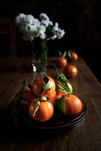 Plate Fresh Tangerines Rustic Wooden Table Dark Background — Fotografia de Stock