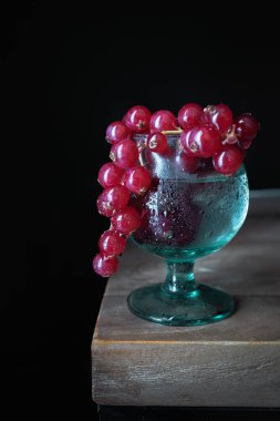 Frenk üzümü, taze meyve. Kırmızı çilek. Sağlıklı atıştırmalıklar ve tatlı. Koyu yiyecek fotoğrafçılığı