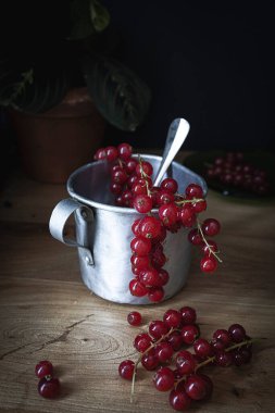 Frenk üzümü, taze meyve. Kırmızı çilek. Sağlıklı atıştırmalıklar ve tatlı. Koyu yiyecek fotoğrafçılığı