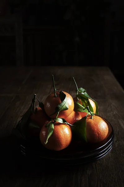 Plate Fresh Tangerines Rustic Wooden Table Dark Background — Fotografia de Stock