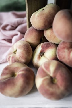 Lezzetli ve taze şeftali. Yaz meyvesi. Paraguay meyvesi. Durgun hayat. Yemek fotoğrafçılığı