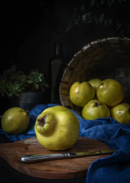 Organic Ripe Quinces Wooden Kitchen Table Dark Mood Food Photography — Fotografia de Stock