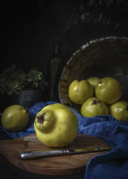 Organické Zralé Quinces Dřevěném Kuchyňském Stole Tmavá Nálada Jídlo Fotografie — Stock fotografie