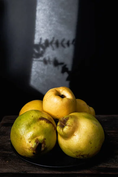 Organic Ripe Quinces Wooden Kitchen Table Dark Mood Food Photography — Fotografia de Stock