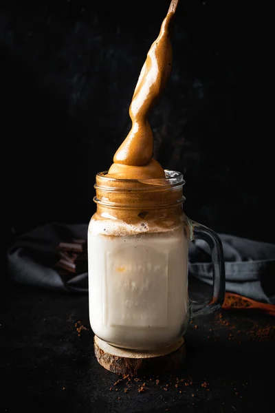 Café Dalgona Une Boisson Base Café Sucre Lait Glace Photographie — Photo