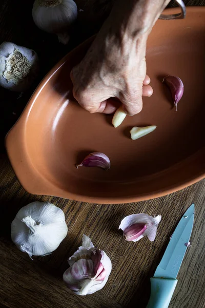 Mano Mujer Impregnando Una Bandeja Para Hornear Con Ajo Cocinar —  Fotos de Stock