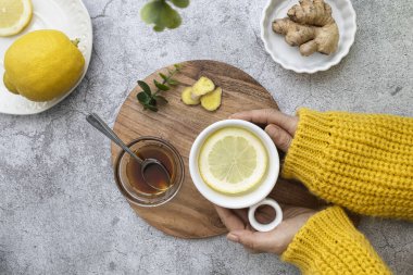 Zencefil, limon ve bal karışımı. Limonlu ve zencefilli bir hayat. Sindirim ve detoks infüzyonu