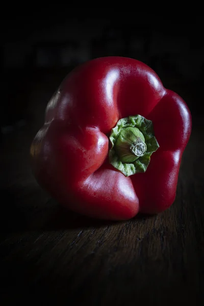 Κόκκινο Bell Pepper Ξύλινο Τραπέζι Και Σκούρο Φόντο — Φωτογραφία Αρχείου