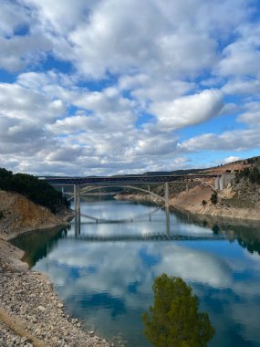 İspanya 'nın Valensiya ve Cuenca eyaletleri arasındaki Contreras rezervuarının manzarası