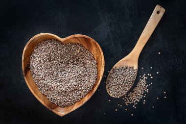 Kalp şeklinde kase, çiğ ve kuru mercimek.