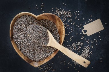 Kalp şeklinde kase, çiğ ve kuru mercimek.