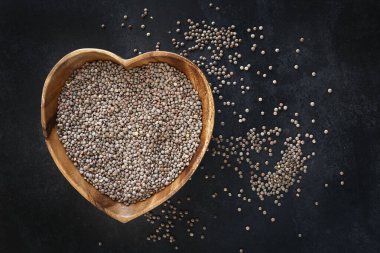 Kalp şeklinde kase, çiğ ve kuru mercimek.