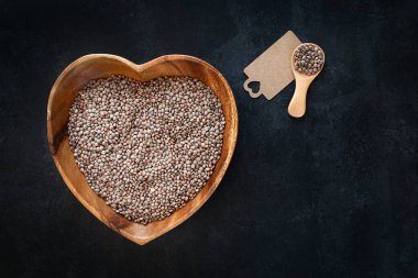 Kalp şeklinde kase, çiğ ve kuru mercimek.