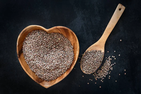 Kalp şeklinde kase, çiğ ve kuru mercimek.