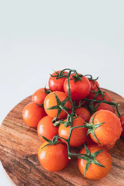 Bukett Frischer Reifer Kirschtomaten Zum Verzehr Auf Einem Strahlend Weißen — Stockfoto