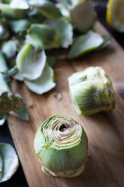 Mutfakta enginarları temizleyip hazırlıyorum. Enginar pişiriyorum. Ev yapımı sağlıklı yemekler..