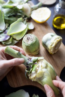Mutfakta enginarları temizleyip hazırlıyorum. Enginar pişiriyorum. Ev yapımı sağlıklı yemekler..