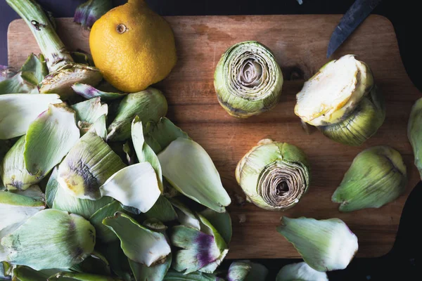 Mutfakta enginarları temizleyip hazırlıyorum. Enginar pişiriyorum. Ev yapımı sağlıklı yemekler..