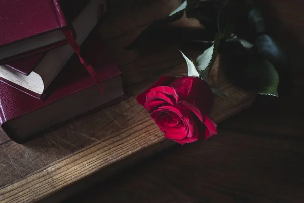 Βιβλία Και Τριαντάφυλλα Σύμβολα Της Ημέρας Του Βιβλίου Και Του — Φωτογραφία Αρχείου