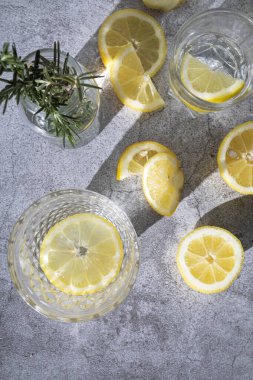 Limon suyunu tazeliyorum. Su ve limon dilimli bardaklar. Detoks içeceği