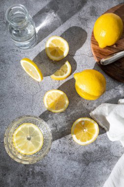 Limon suyunu tazeliyorum. Su ve limon dilimli bardaklar. Detoks içeceği