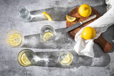 Limon suyunu tazeliyorum. Su ve limon dilimli bardaklar. Detoks içeceği