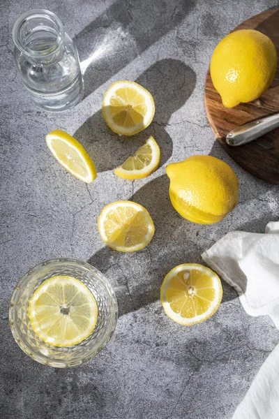 Acqua Rinfrescante Limone Bicchieri Con Acqua Fette Limone Bevanda Disintossicante — Foto Stock