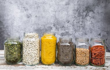 Sıfır atık mutfak. Mutfakta depolama ve sürdürülebilir yerleştirme. Plastiksiz mutfak.