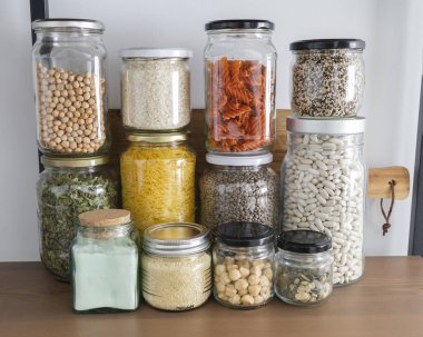 Sıfır atık mutfak. Mutfakta depolama ve sürdürülebilir yerleştirme. Plastiksiz mutfak.