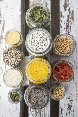 Sıfır atık mutfak. Mutfakta depolama ve sürdürülebilir yerleştirme. Plastiksiz mutfak.