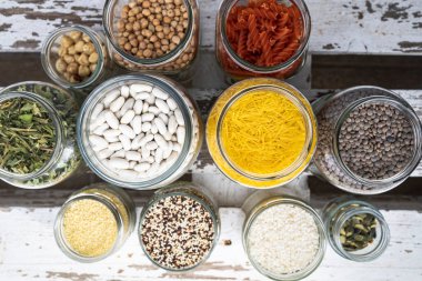 Sıfır atık mutfak. Mutfakta depolama ve sürdürülebilir yerleştirme. Plastiksiz mutfak.