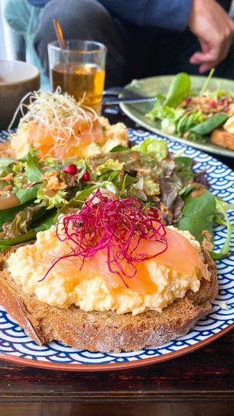 Leckere Brunchplatte Vorhanden Toast Mit Räucherlachs Rührei Rosenkohl Und Salat — Stockfoto