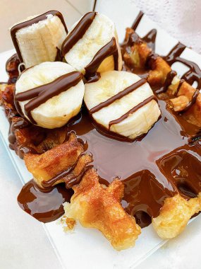 Sıcak siyah çikolata ve muzlu waffle. Tipik Belçika waffle 'ı.