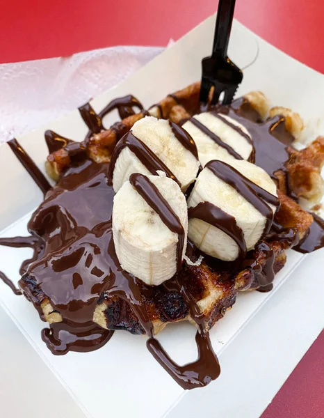 Sıcak siyah çikolata ve muzlu waffle. Tipik Belçika waffle 'ı.