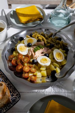 Ton balıklı patates salatası, haşlanmış yumurta, yeşil fasulye, vişneli domates ve salata soslu zeytin.