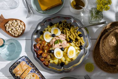 Ton balıklı patates salatası, haşlanmış yumurta, yeşil fasulye, vişneli domates ve salata soslu zeytin.