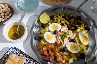 Ton balıklı patates salatası, haşlanmış yumurta, yeşil fasulye, vişneli domates ve salata soslu zeytin.