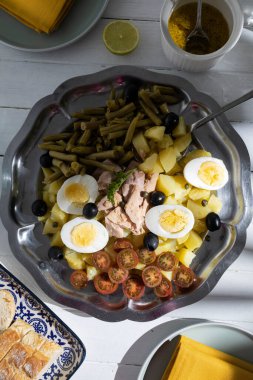 Ton balıklı patates salatası, haşlanmış yumurta, yeşil fasulye, vişneli domates ve salata soslu zeytin.