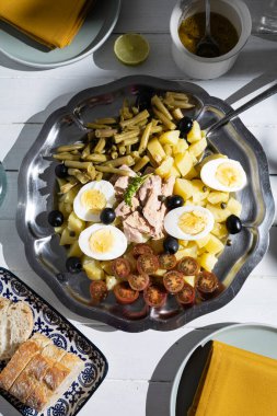Ton balıklı patates salatası, haşlanmış yumurta, yeşil fasulye, vişneli domates ve salata soslu zeytin.