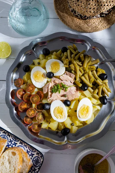 Ton balıklı patates salatası, haşlanmış yumurta, yeşil fasulye, vişneli domates ve salata soslu zeytin.